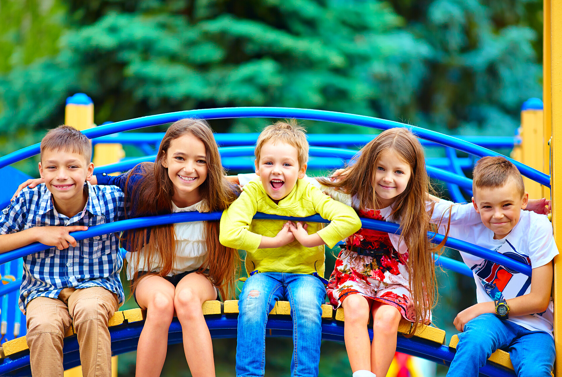 一群小孩在游乐园玩group of happy kids having fun on playground