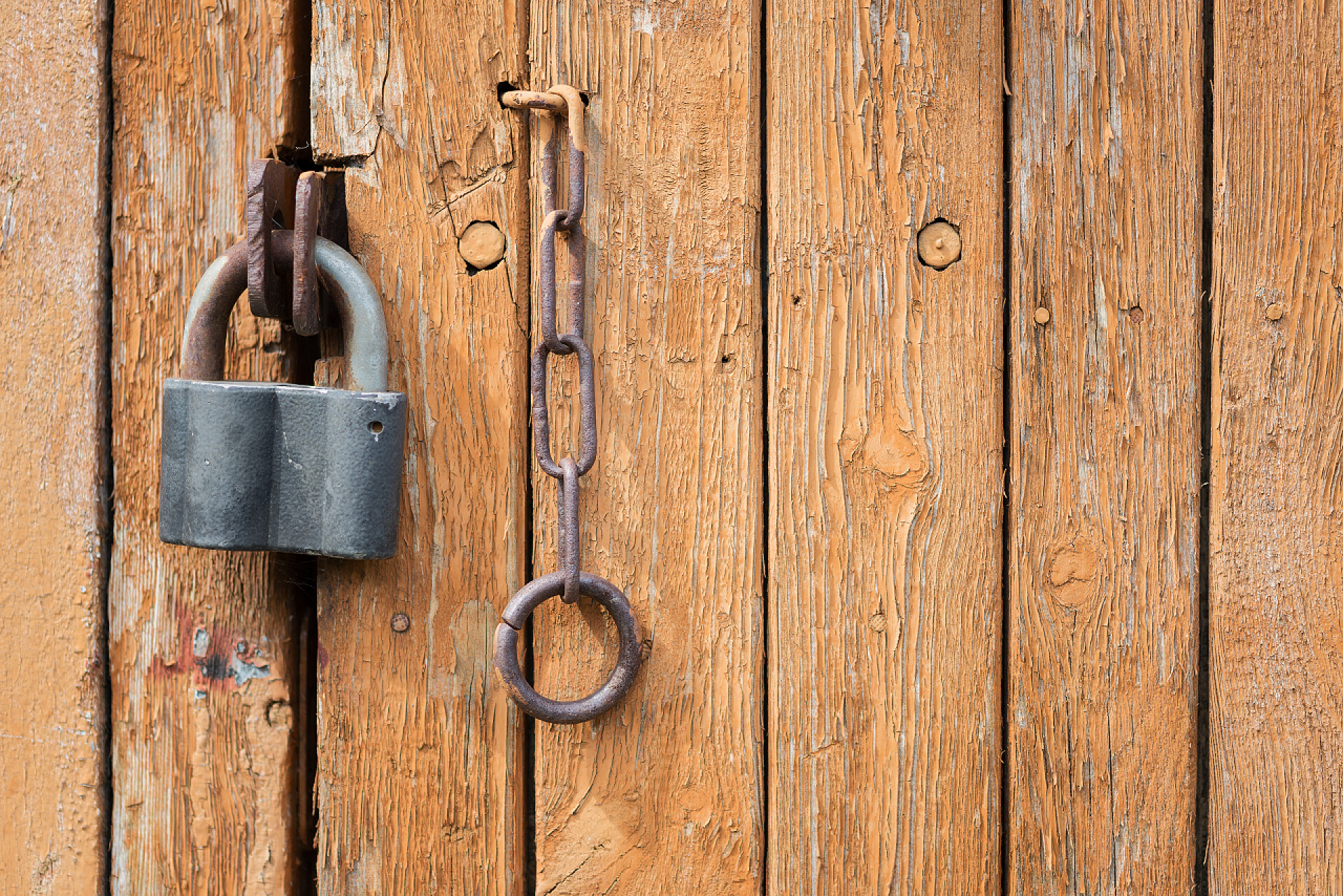 带锁的旧木门闭的门