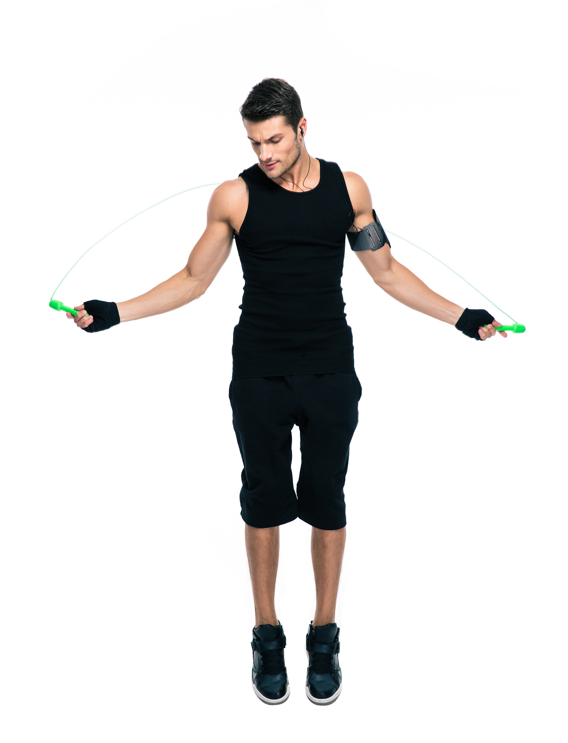 白色背景下健身男子跳绳Fitness man jumping with skipping rope