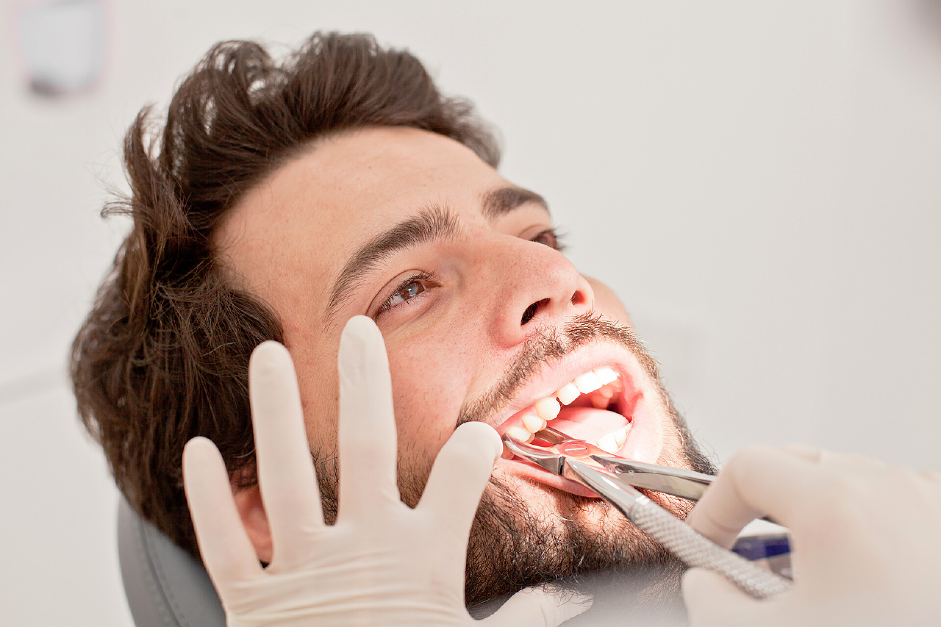 年轻的男人在牙医牙科检查年轻快乐的男人和女人在牙医牙科检查