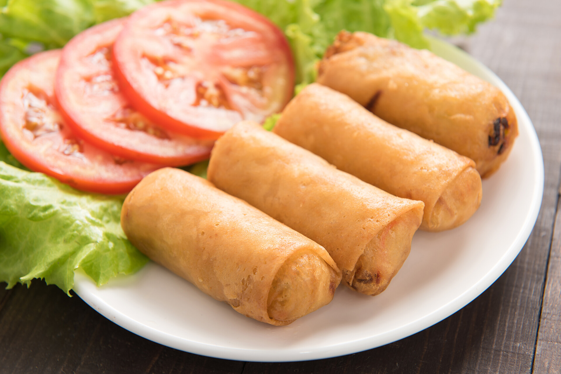 中国传统春卷餐盘中国传统春卷木制背景.