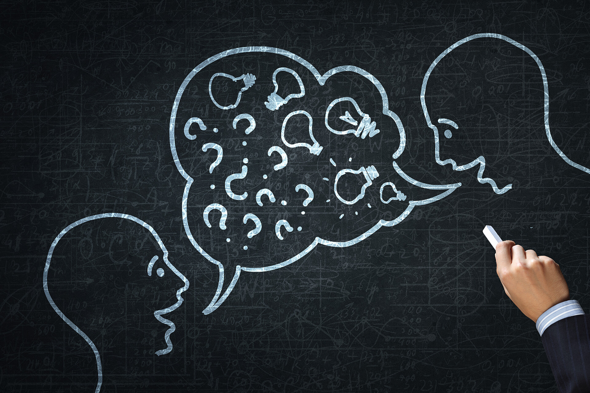 黑板上手绘着两个争论的人如何保持对话会