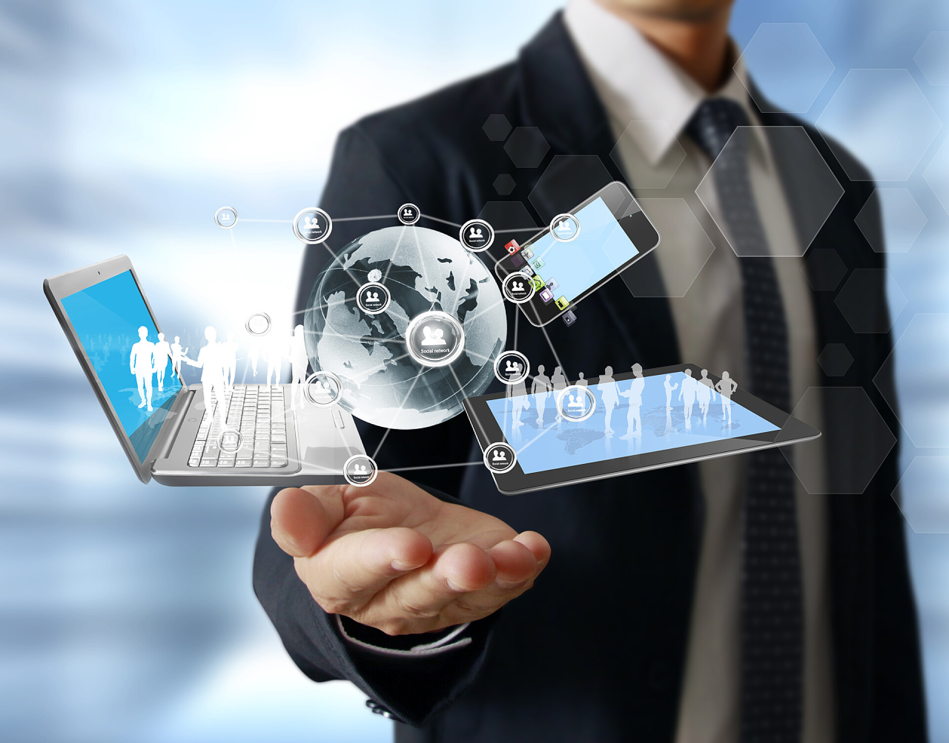 蓝色背景上手托互联网图标在手中的技术