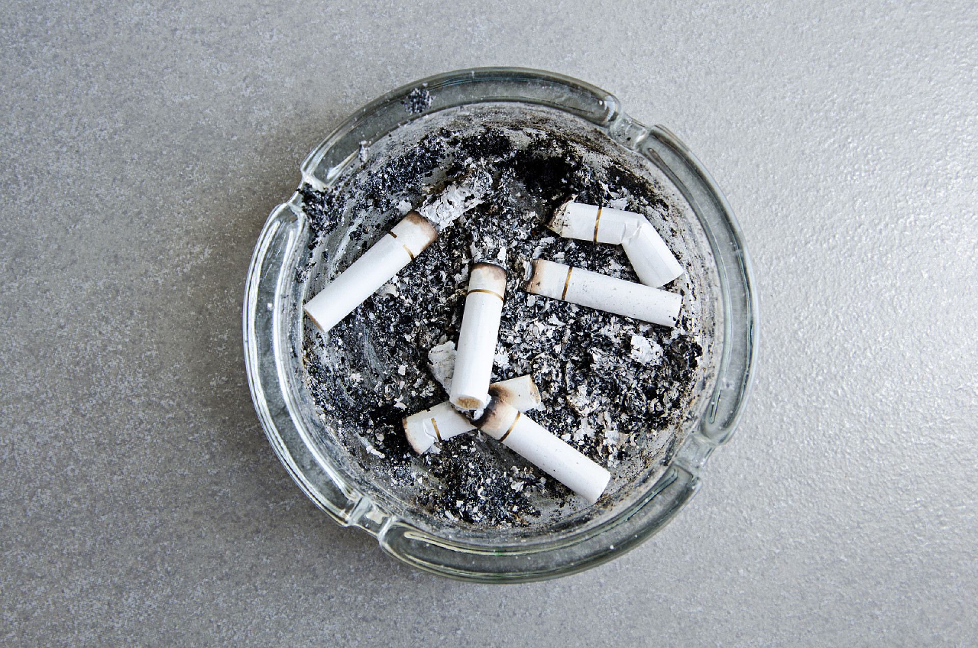 桌子上的烟灰缸充满着熏香烟烟灰缸