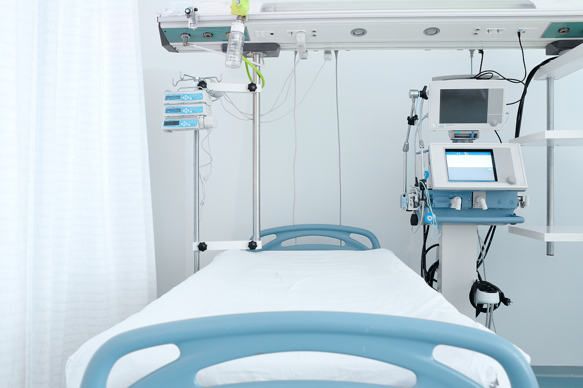 医院的重症监护病房在重症监护病房的床上