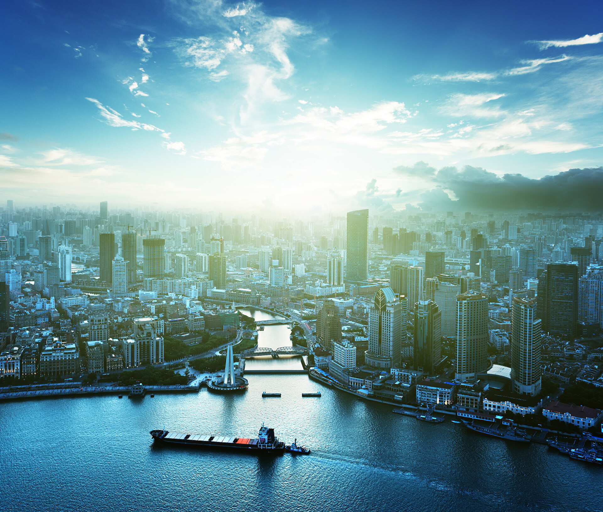 傍晚的城市建筑在日落时，中国的上海天际线