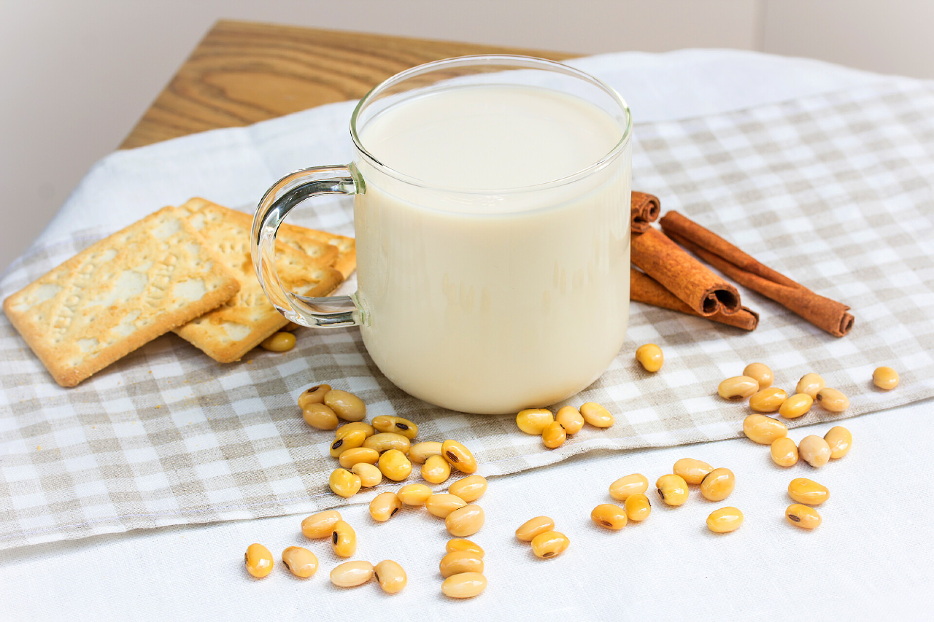 桌子上的豆浆黄豆和饼干豆浆黄豆与饼干
