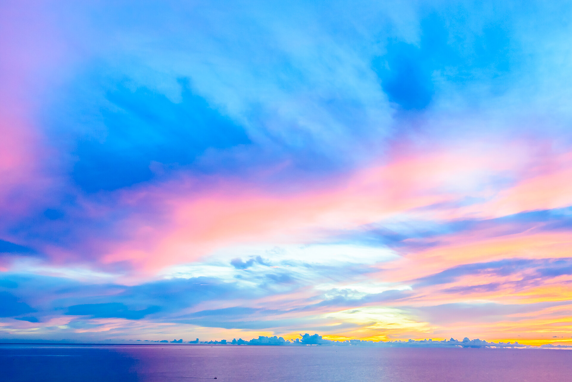 黄昏时分的天空Cloudy sky at twilight