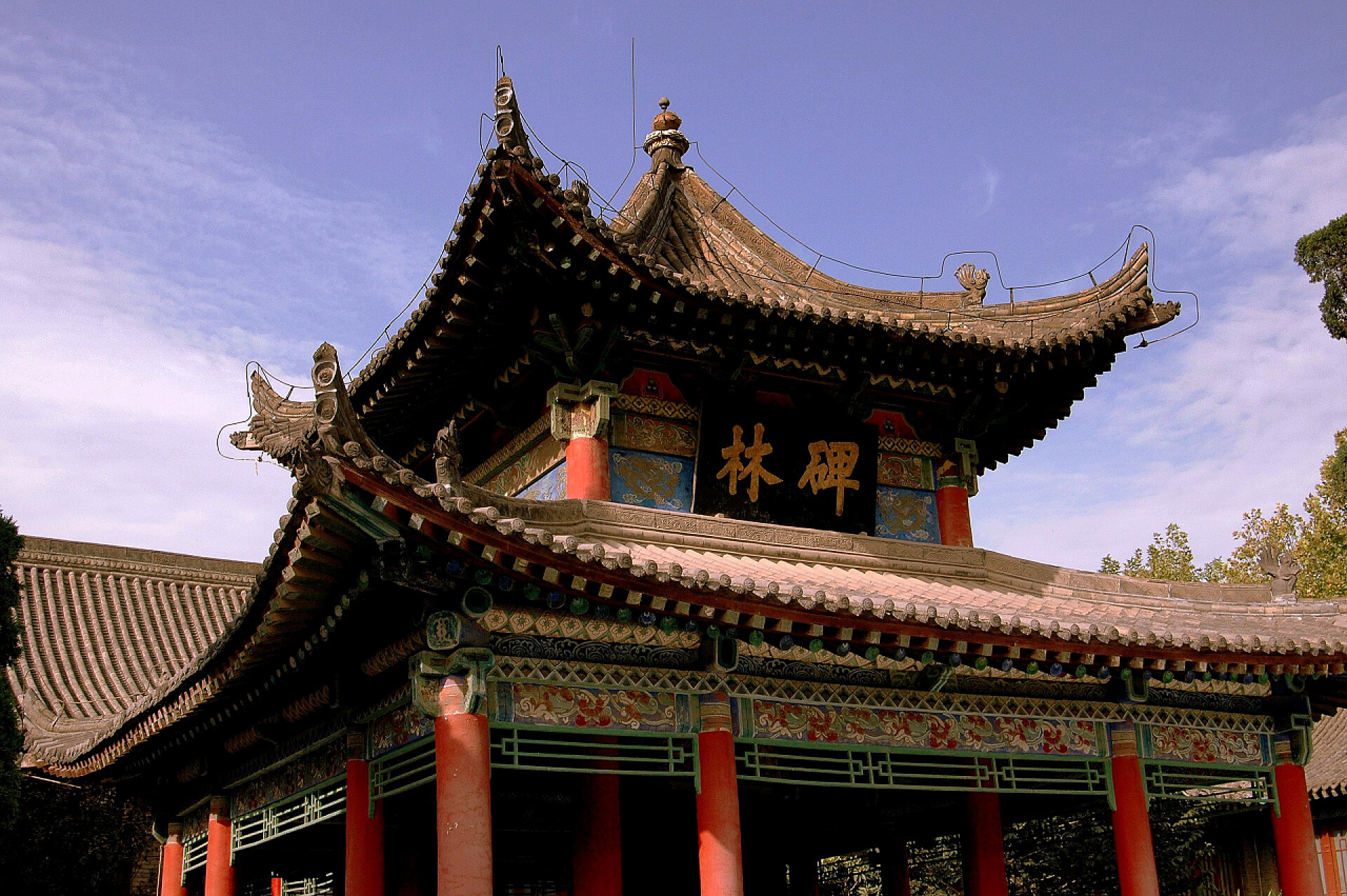 蓝天白云下的古建筑