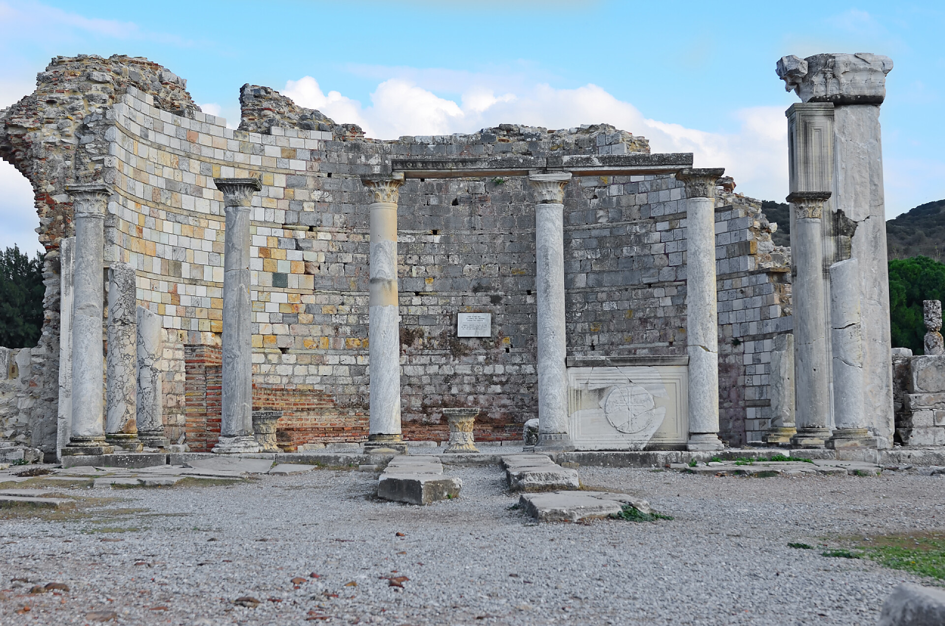 蓝天白云下残缺的古建筑古代的圣母玛利亚的拜占庭教堂