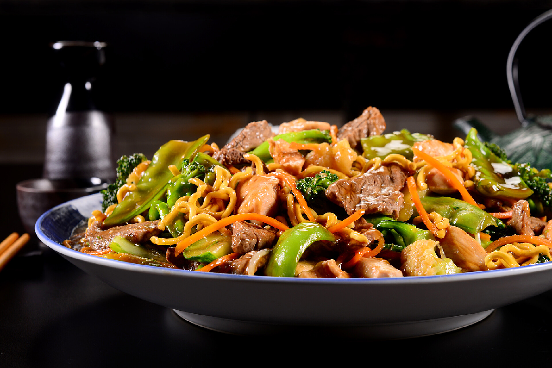 桌子上的一份炒面炒面