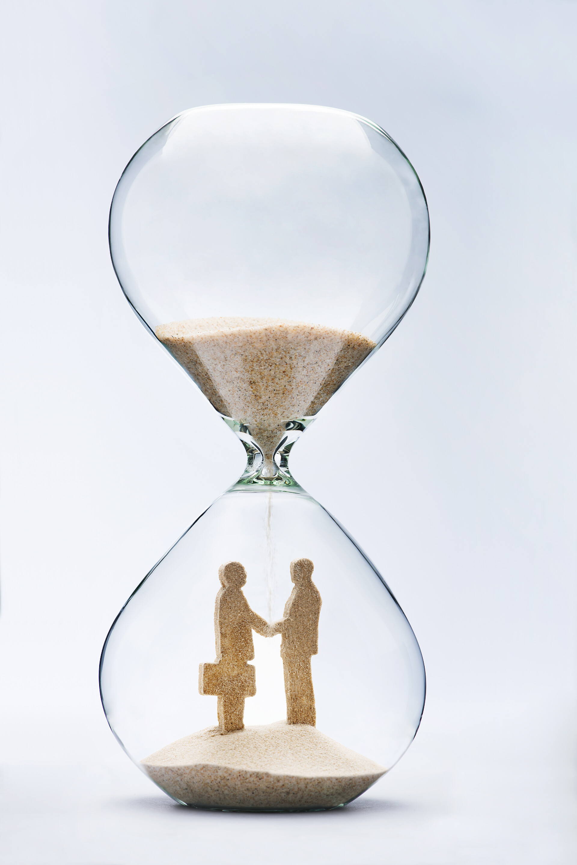 灰色背景上的沙漏时间，使业务处理