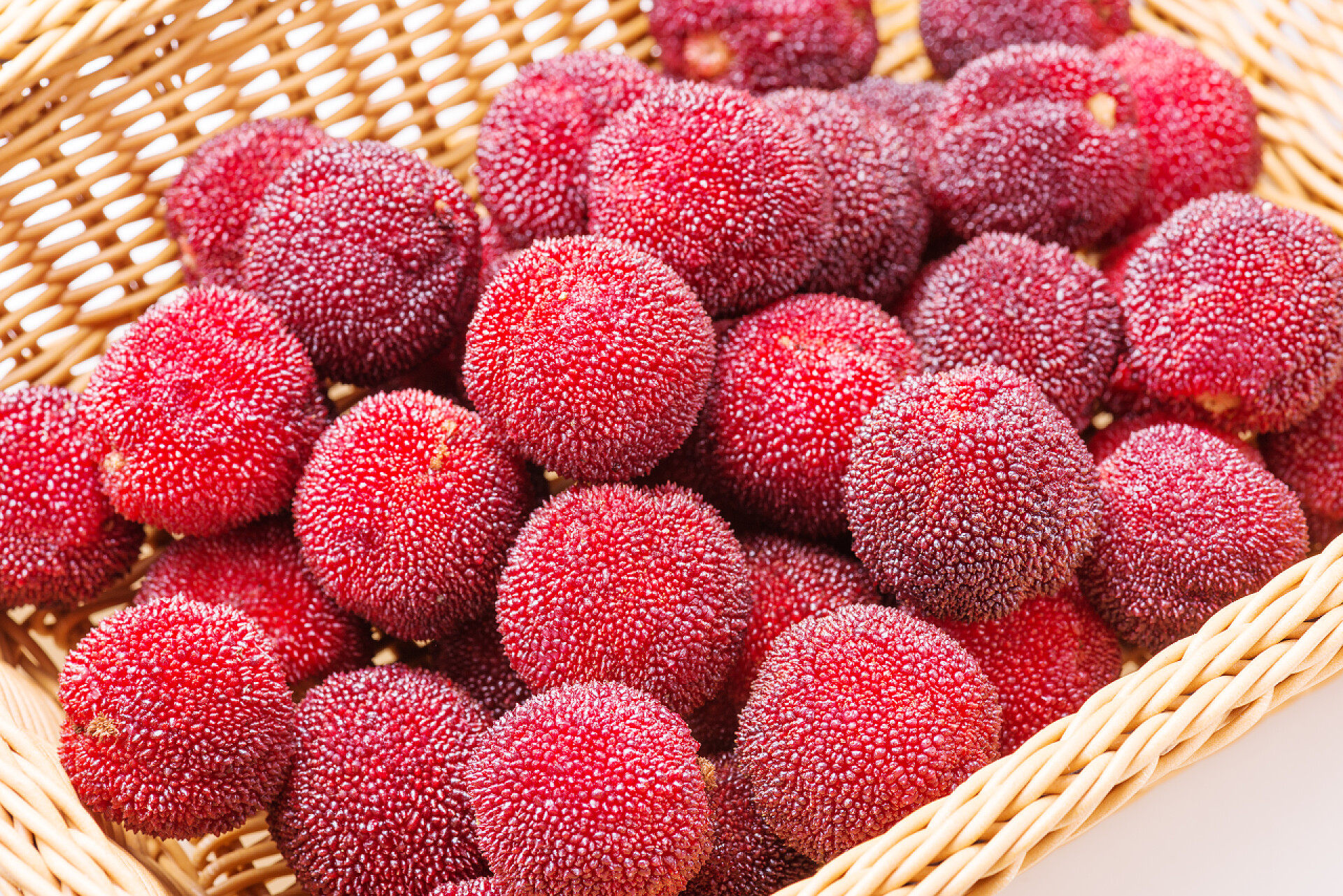 篮子里成熟的杨梅红色和成熟的杨梅红