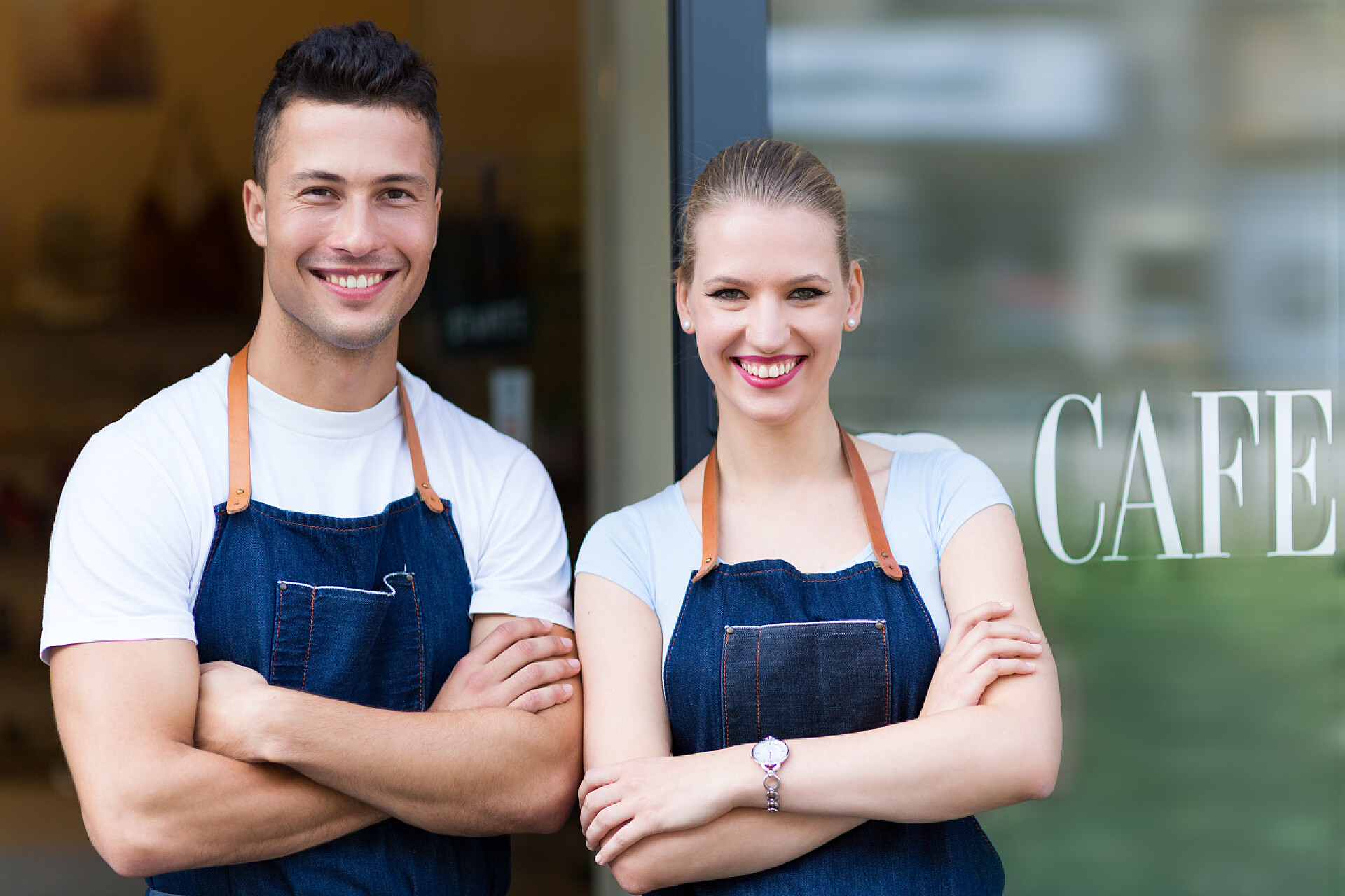 咖啡厅的两位服务员小企业主在咖啡厅