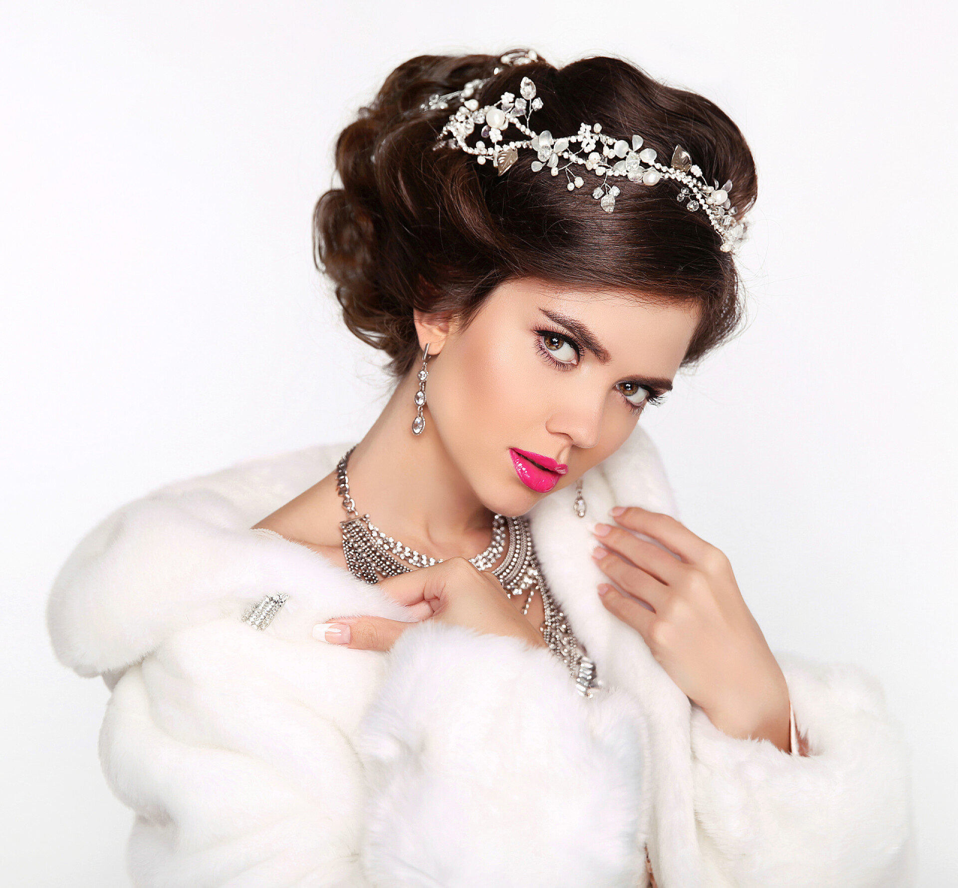 白色背景上的时尚女孩美丽女孩时尚模型在白色貂皮毛皮大衣。美丽的芦墟