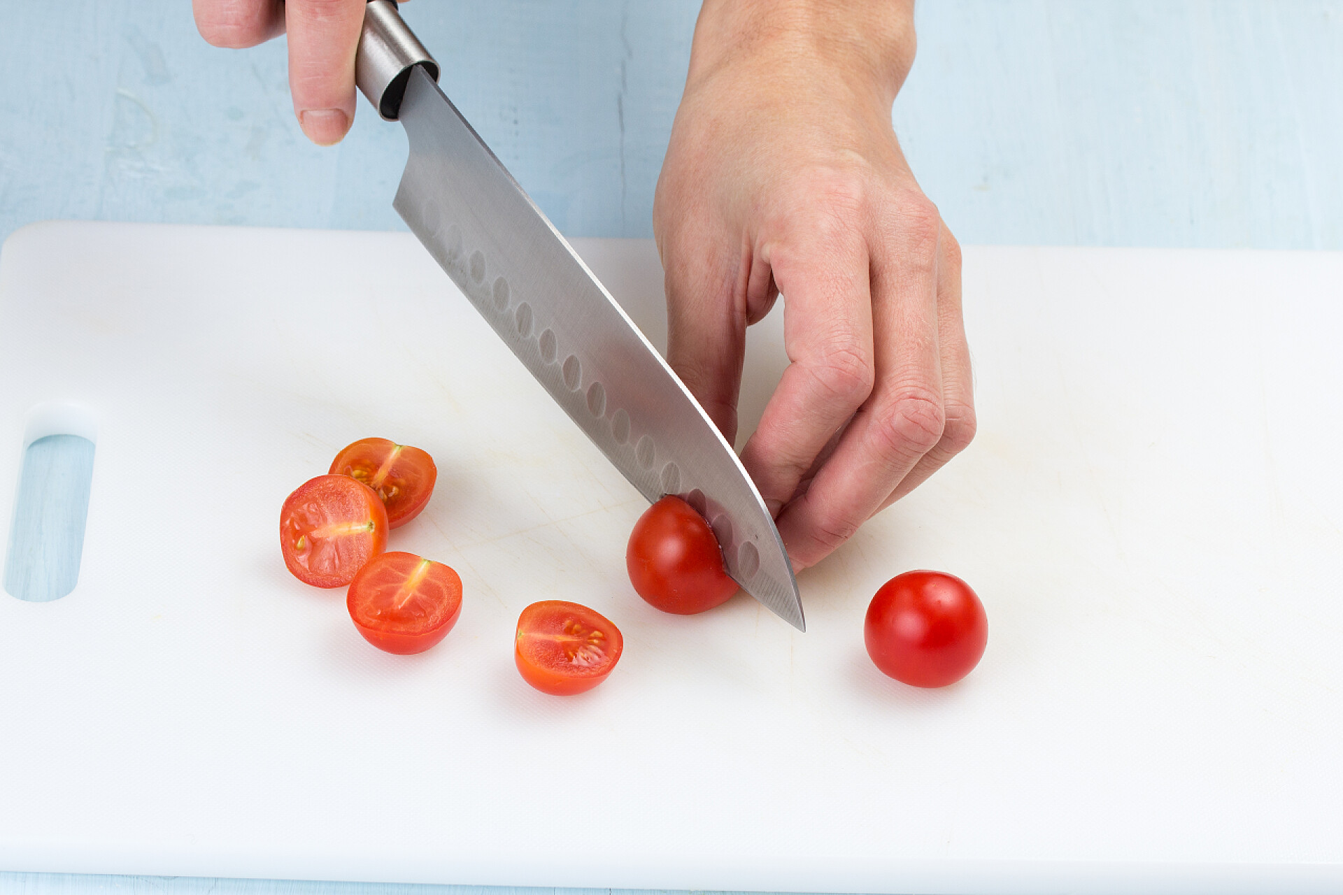 用一把菜刀切圣女果与主板上的菜刀切菜