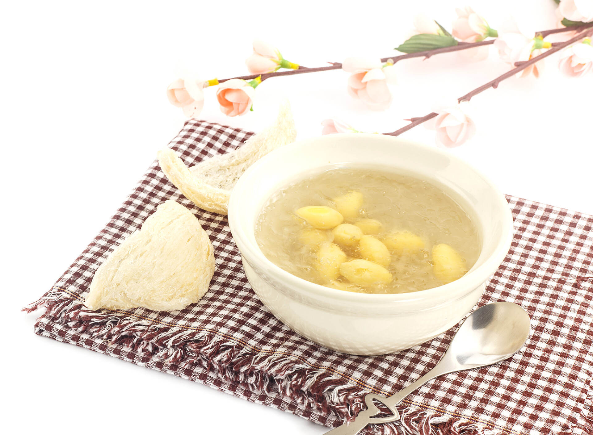 桌子上放着的燕窝粥