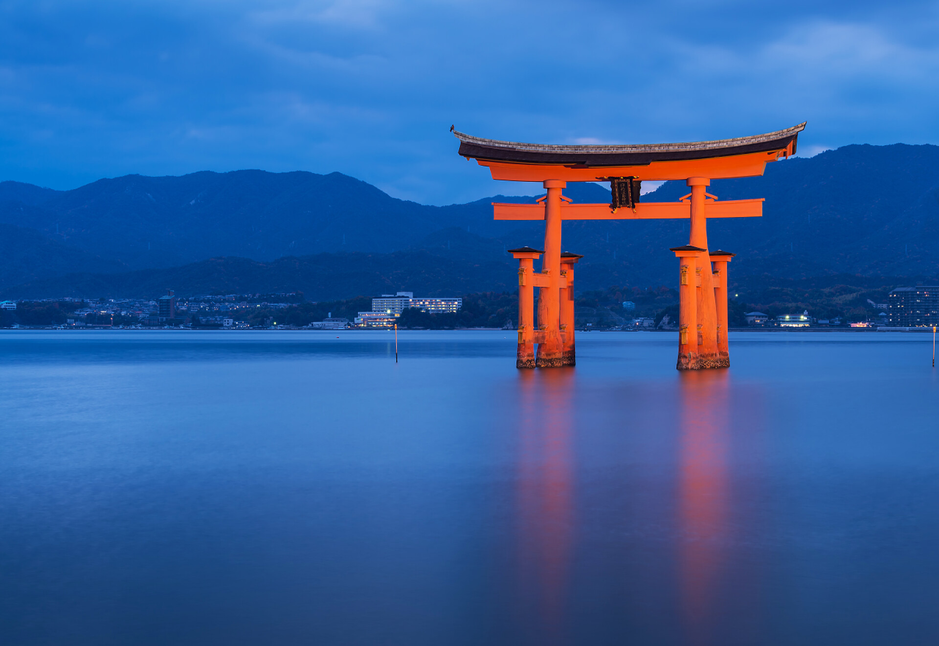 水上的门形建筑宫岛岛上的大浮栅 （o 牌坊)