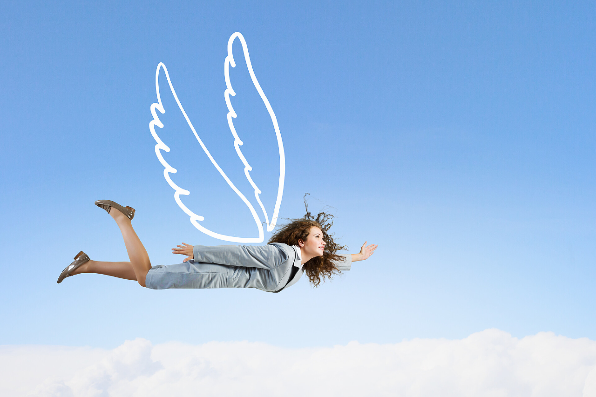 自由翱翔天空的女商人飞得高的女人