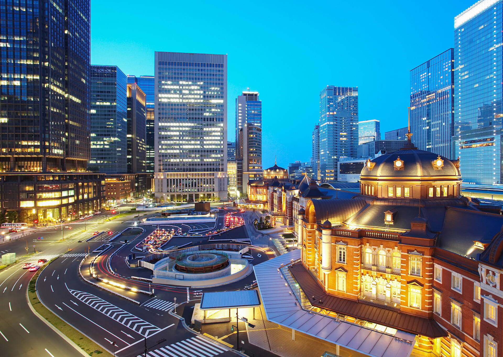 夜晚城市里的建筑和明亮的灯光东京火车站