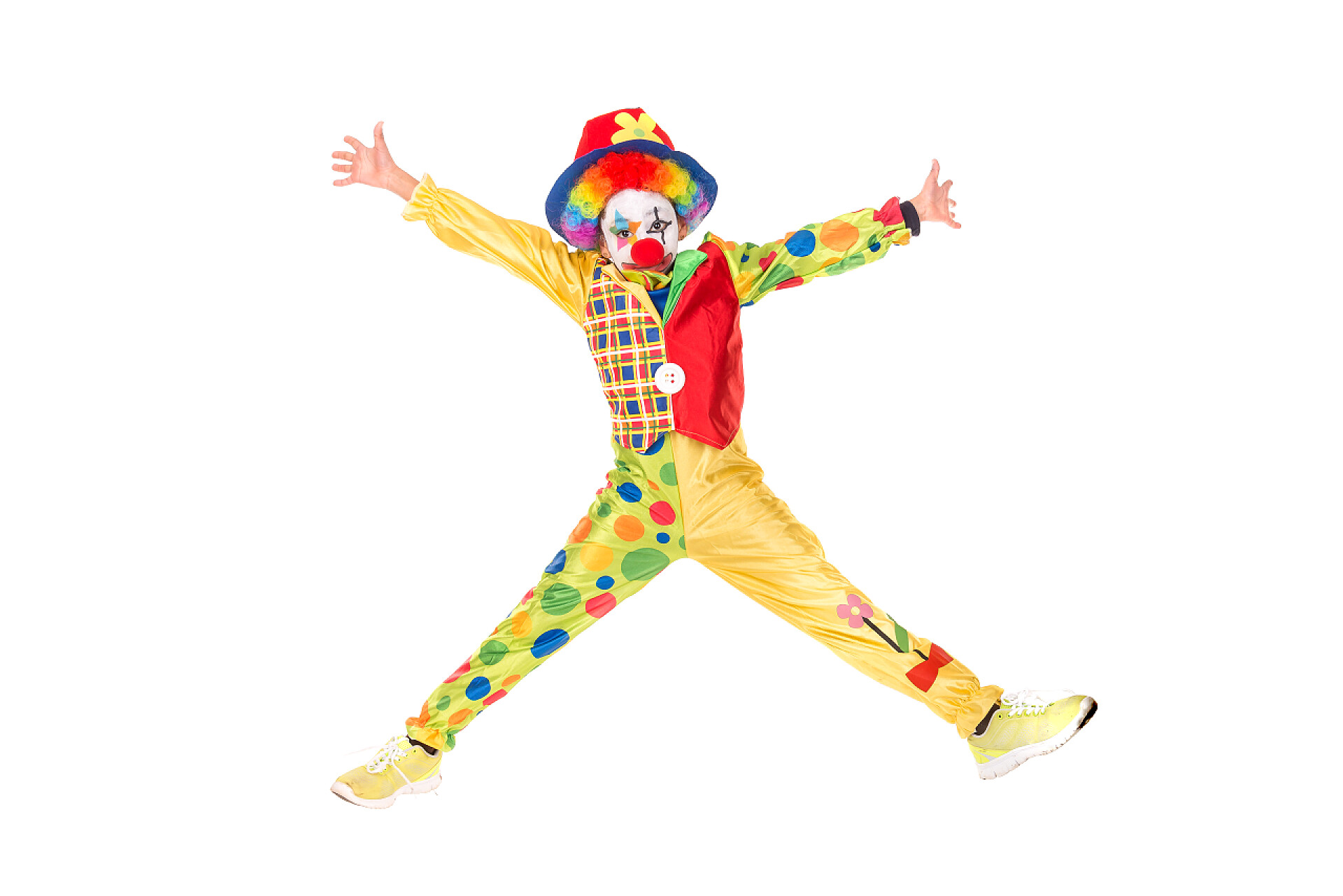 白色背景上的小丑年轻的女孩穿着小丑服装