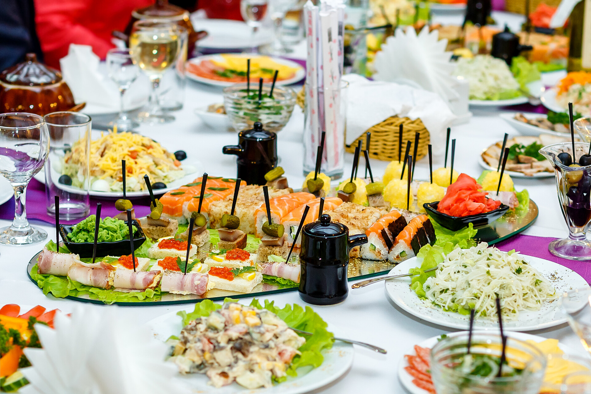 宴会桌上的美食开胃品和沙拉在宴会桌