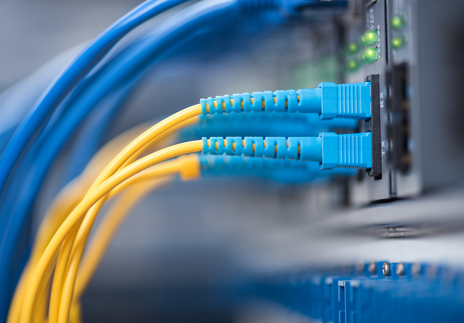 光纤电缆插在接口上纤维光缆连接到光纤端口和网络电缆