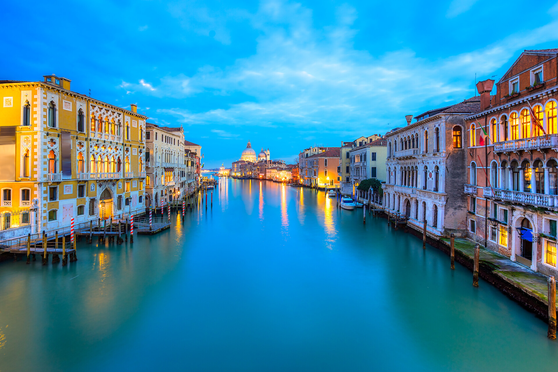 意大利威尼斯的小镇和运河意大利威尼斯大运河和大教堂Santa Maria della Salute