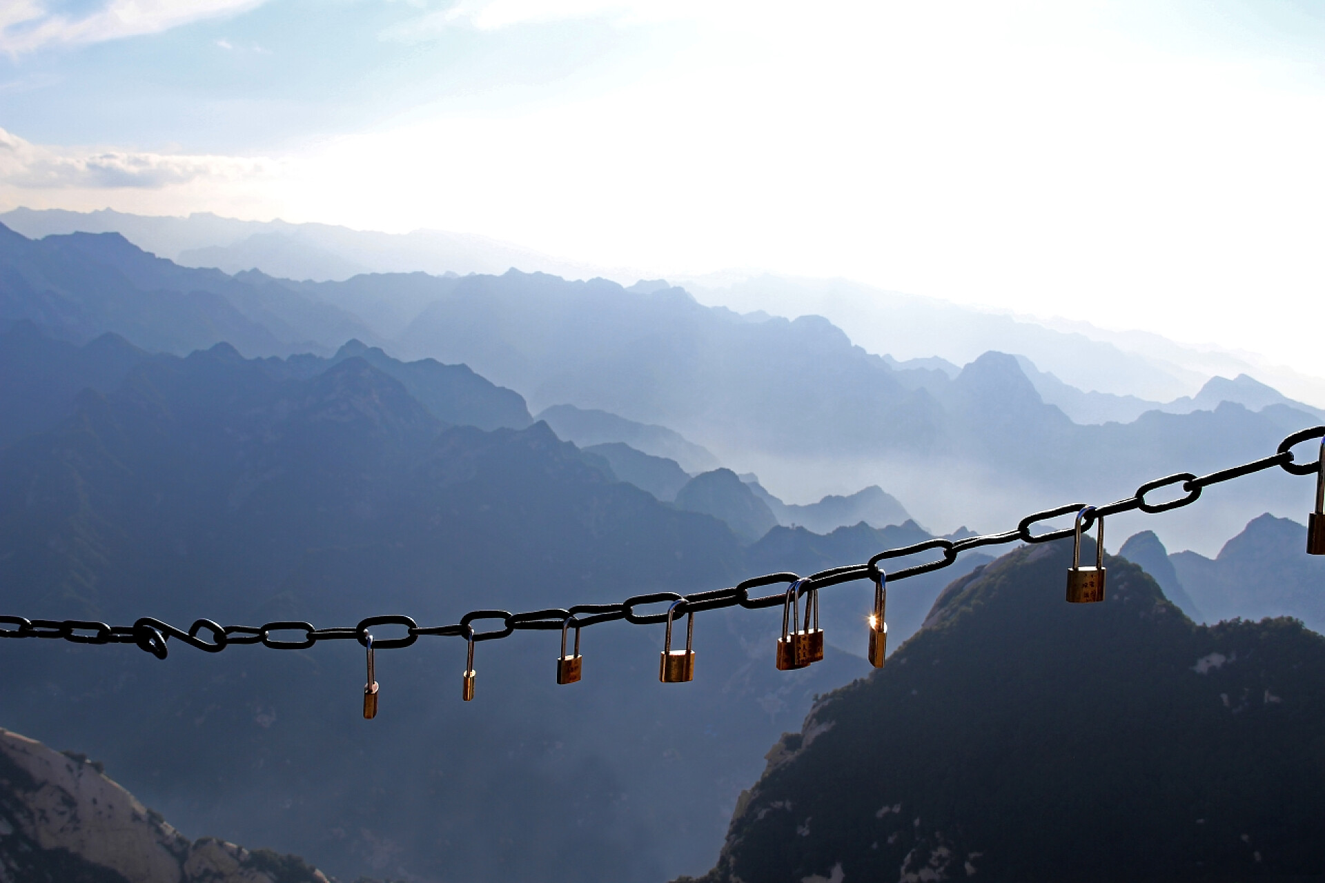 山间的锁链上挂着几把锁华山，西安中国