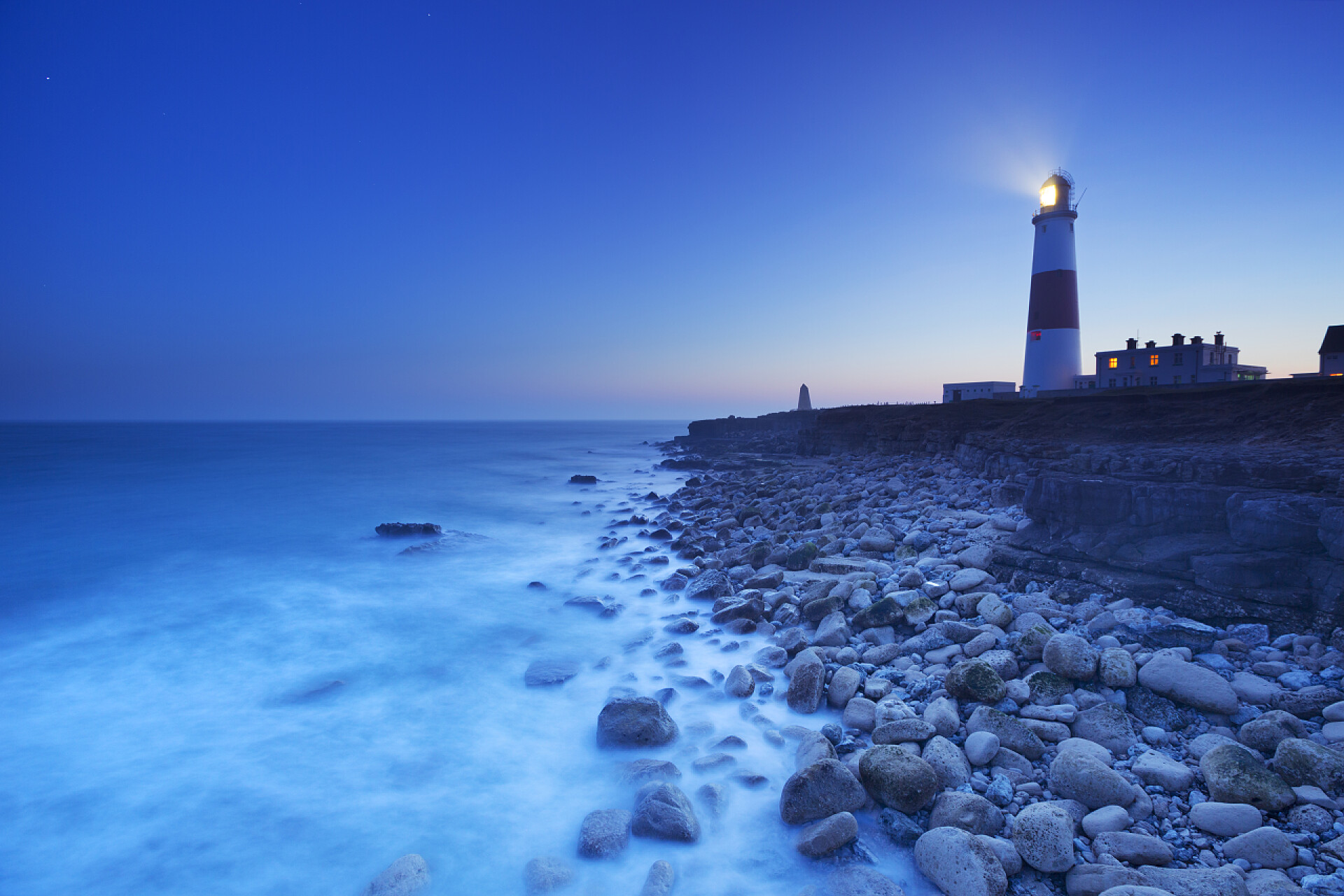 海边岛上的灯塔The Portland Bill Lighthouse in Dorset, England at night