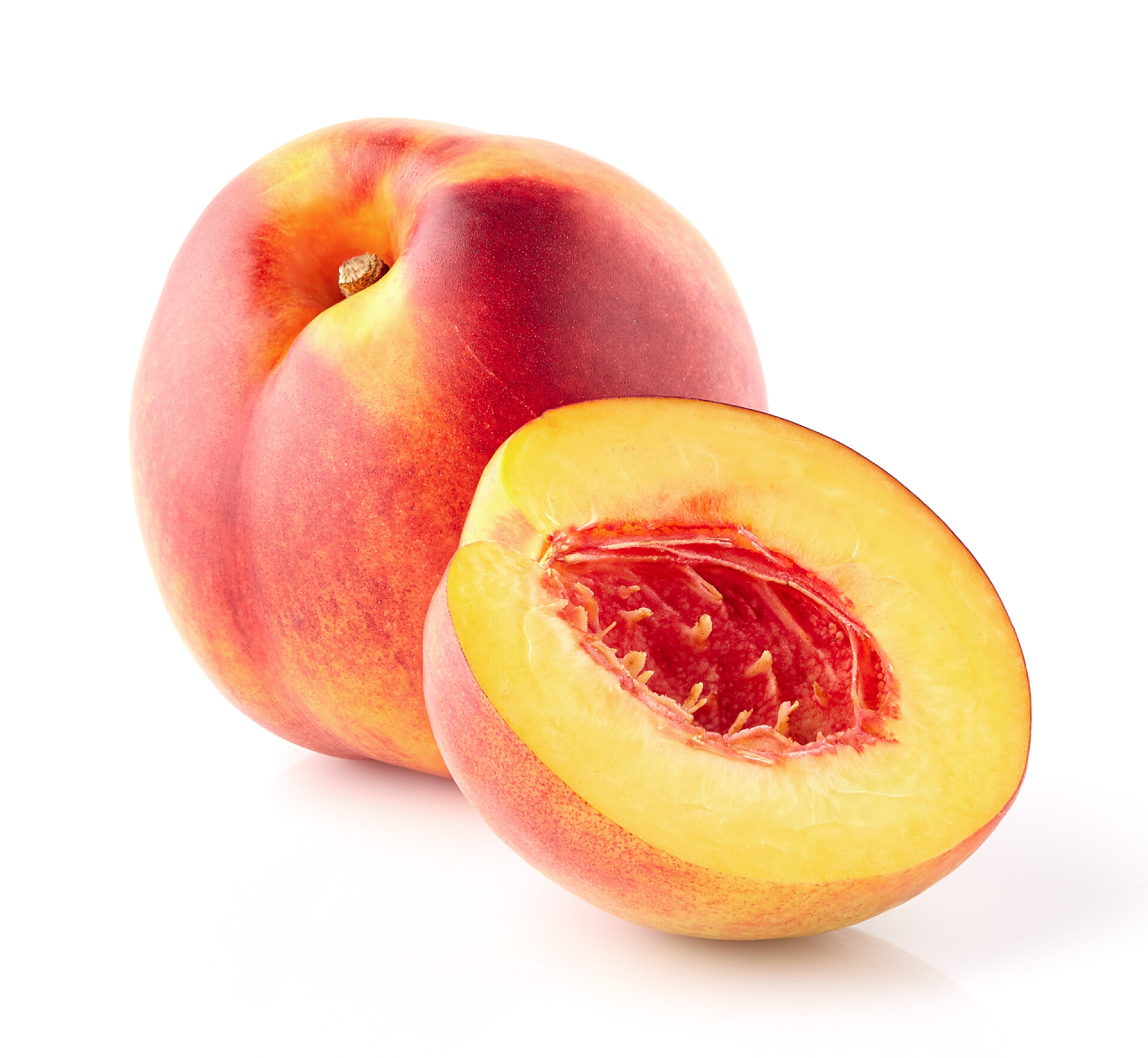 白色背景成熟可口的油桃油桃片