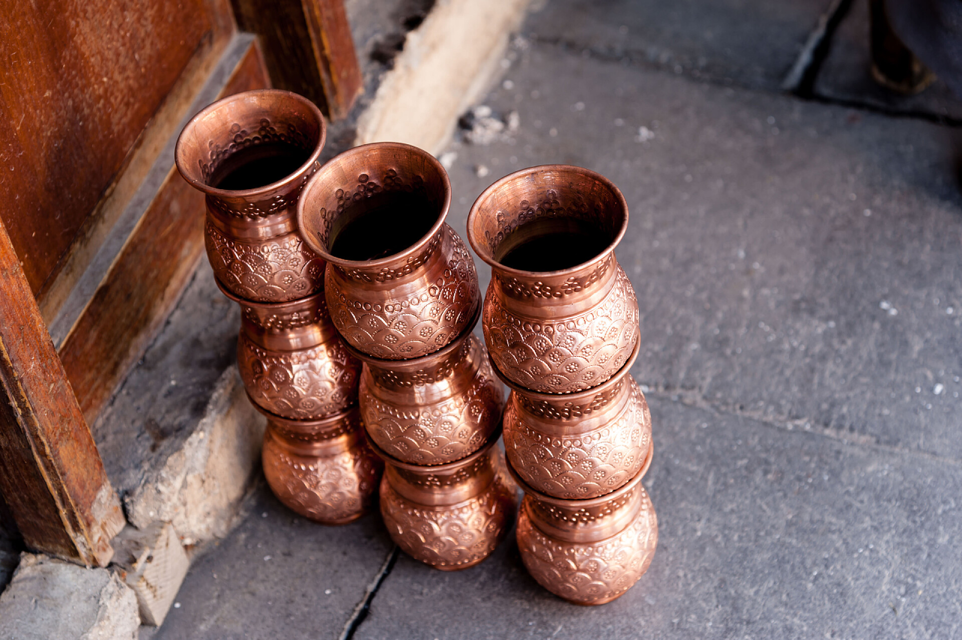 三个铜锅竖立在地上手工制作铜锅