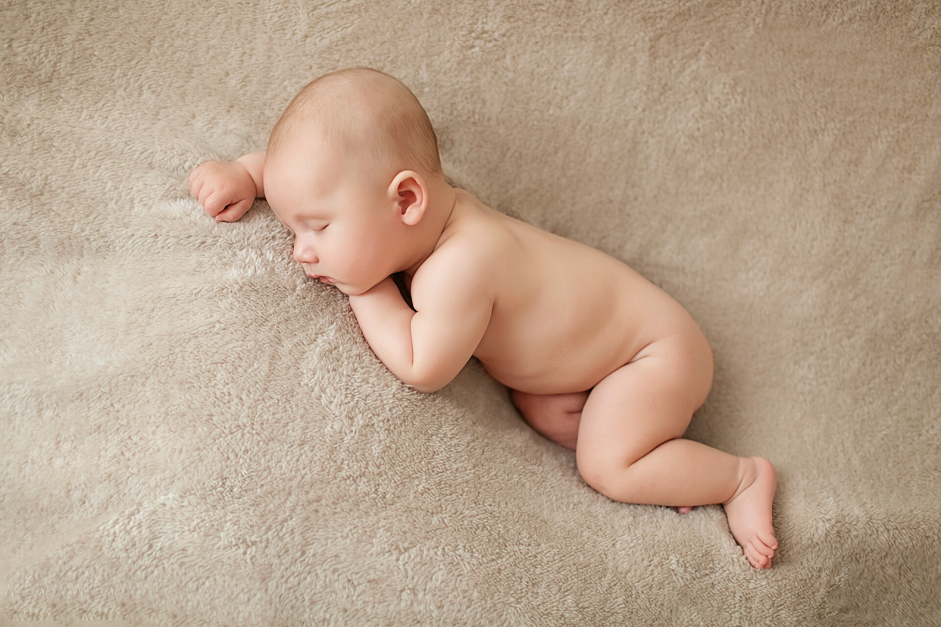 可爱的初生宝宝可爱美丽的初生男婴。产妇和新生儿的概念