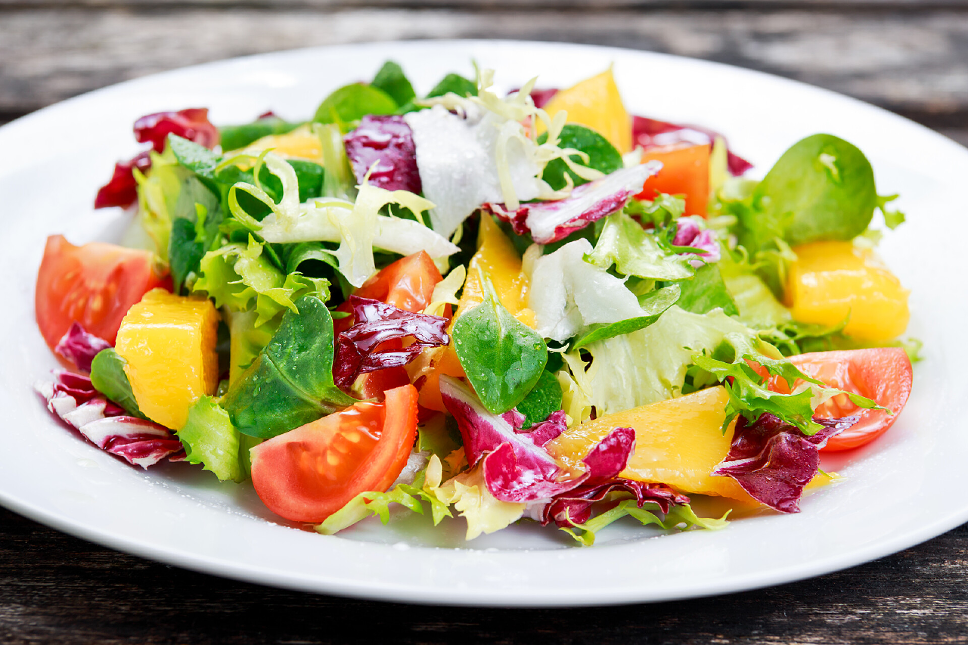 一盘新鲜的水果沙拉盘新鲜蔬菜芒果混合沙拉