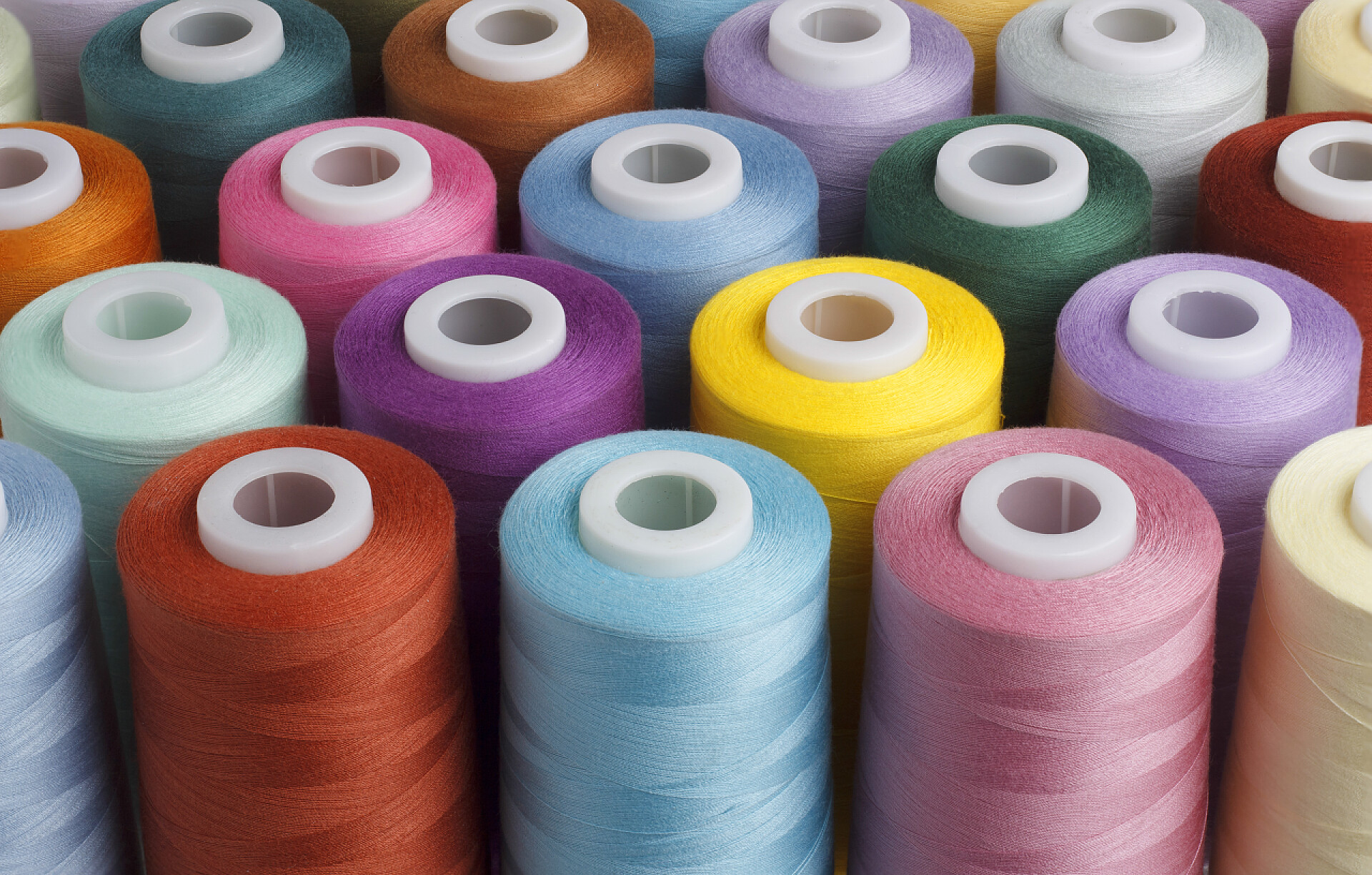 多彩的线圈排列一起彩色纱线的几束