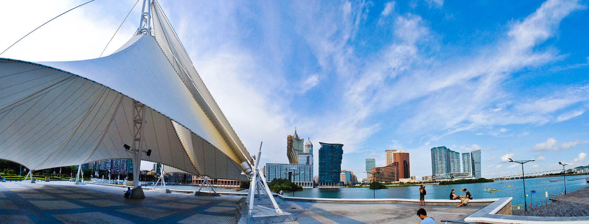 蓝天白云下的澳门海岸景观