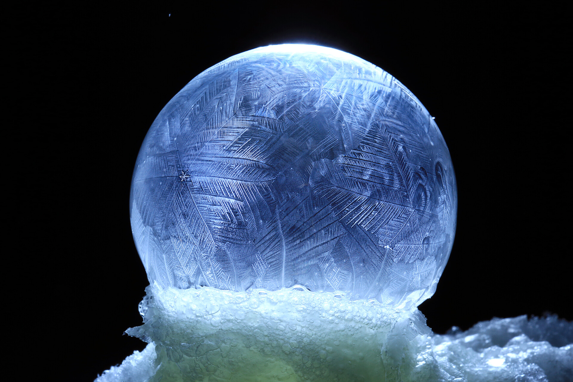 黑色背景下冻成球形的冰块 冷冻的肥皂泡沫