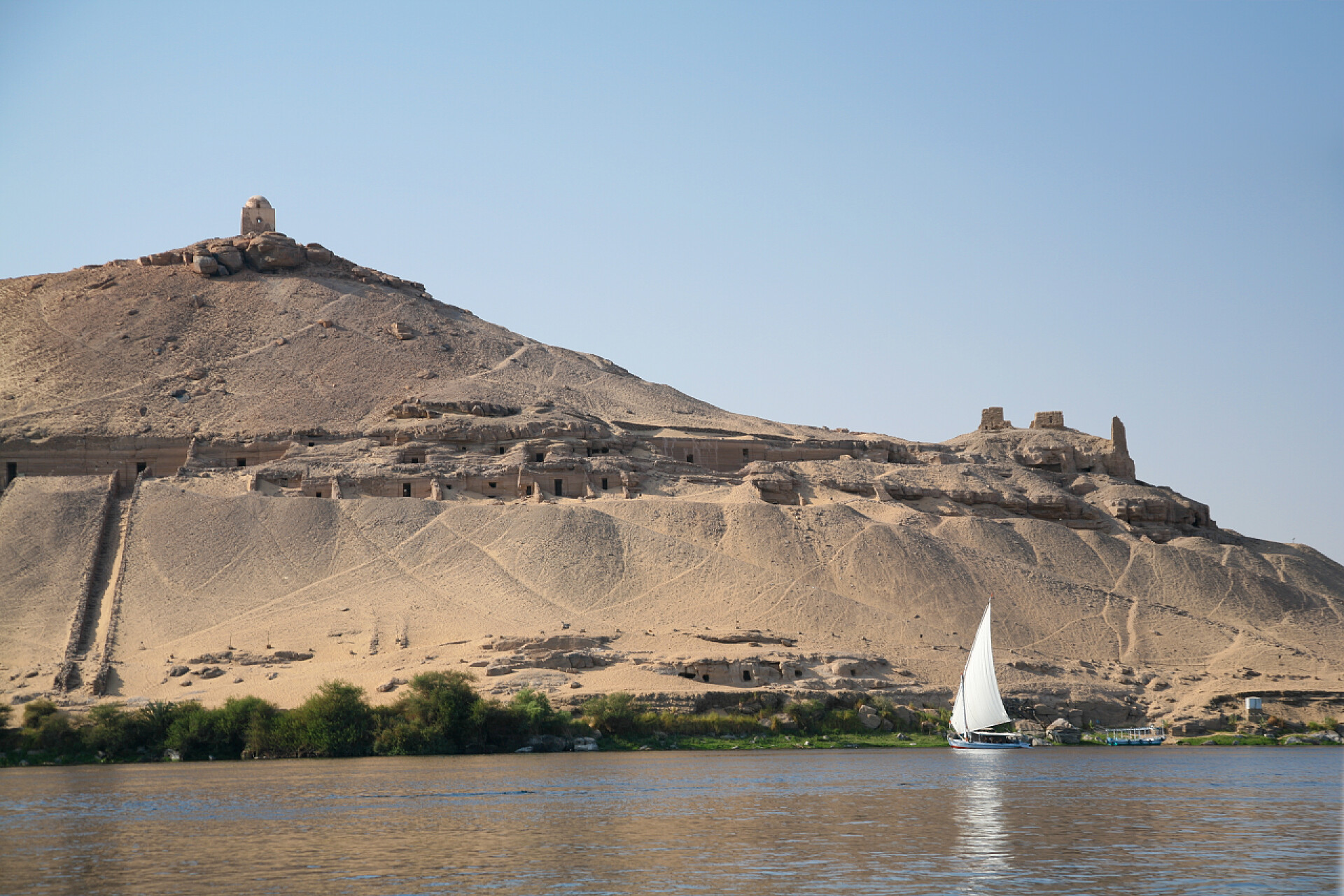 尼罗河的标志性考古山阿斯旺的贵族墓山