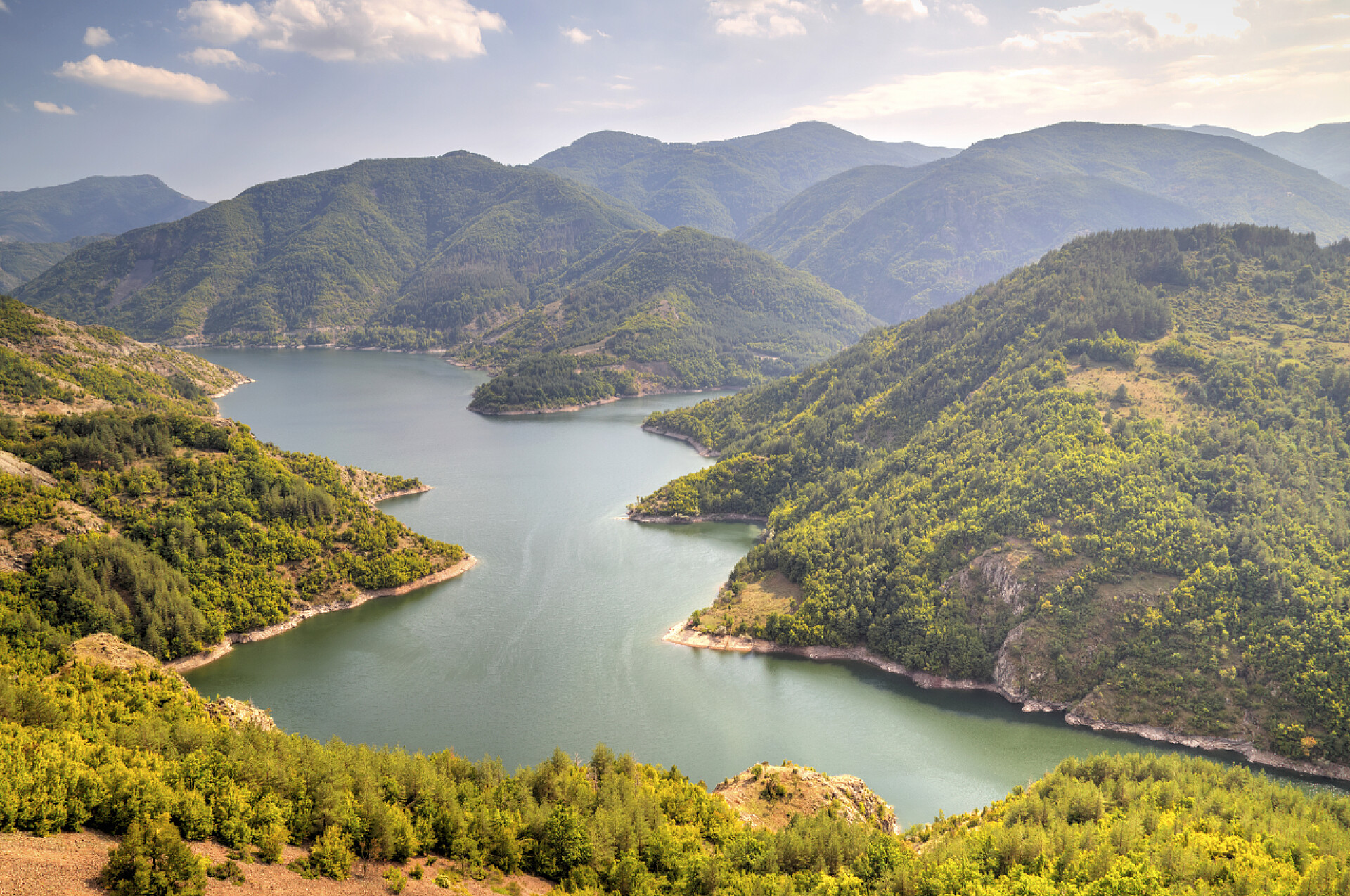 美丽的绿水青山景观与山中的大坝