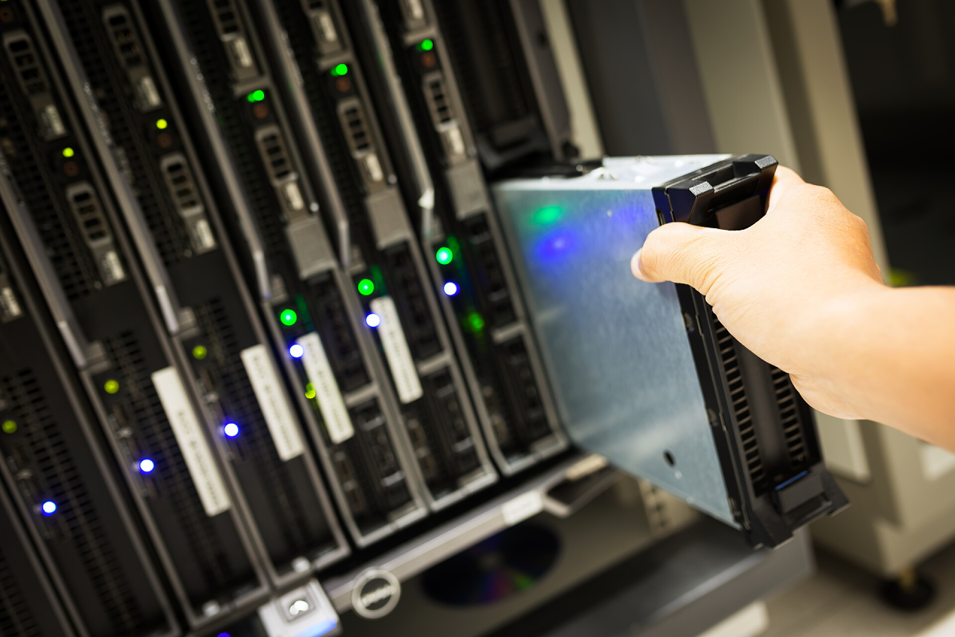 网络机房中的节点光纤修复人修复中网络机房的核心交换机