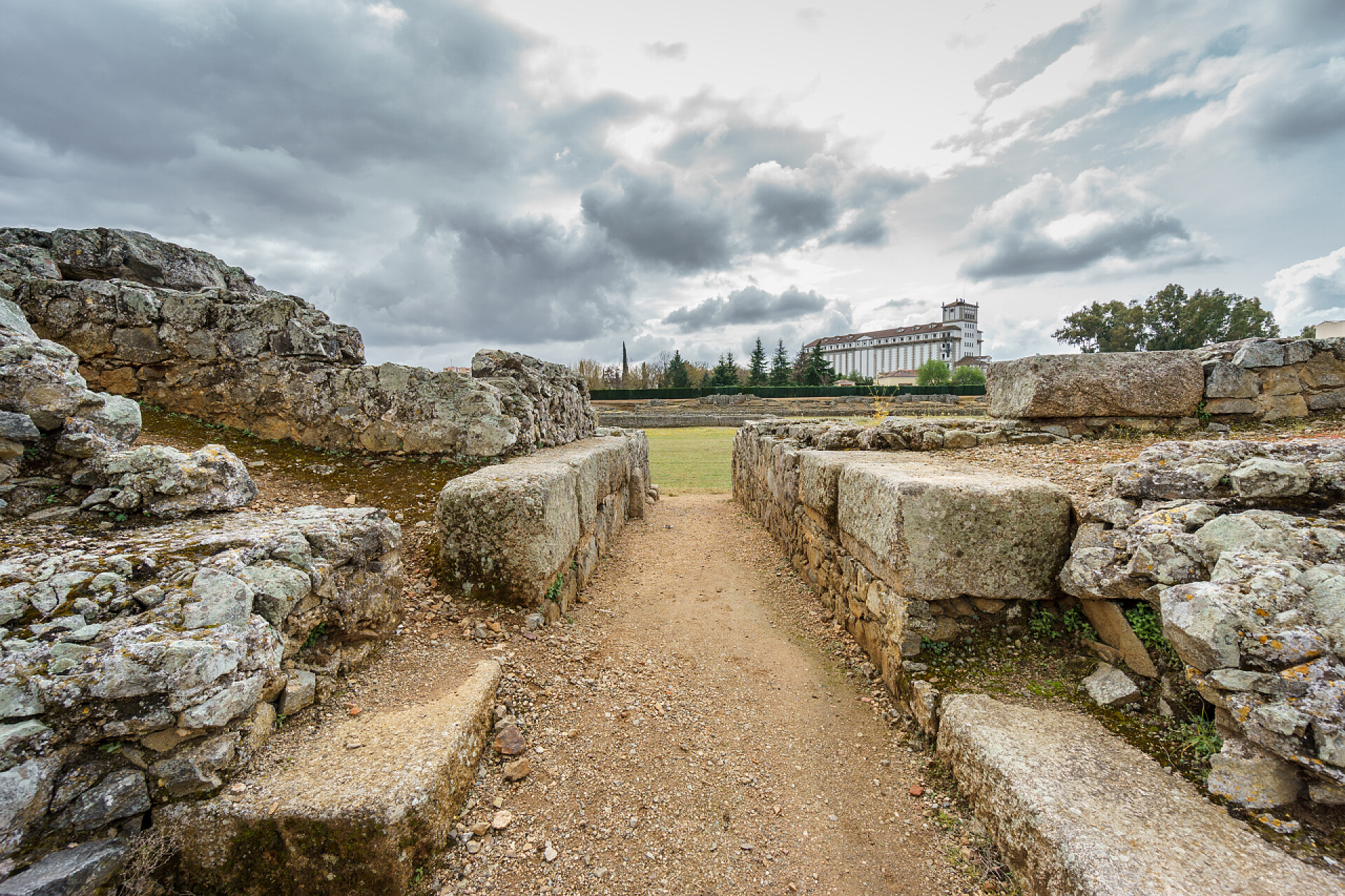 多云天气下两边布满石头的小路罗马竞技场的废墟入口