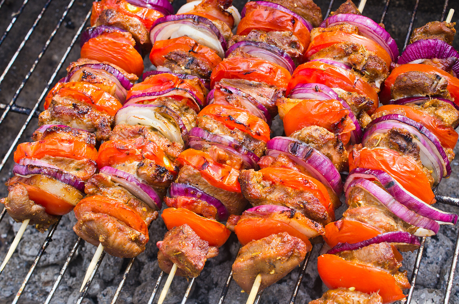 烧烤架上的羊肉串bbq 上的美味串