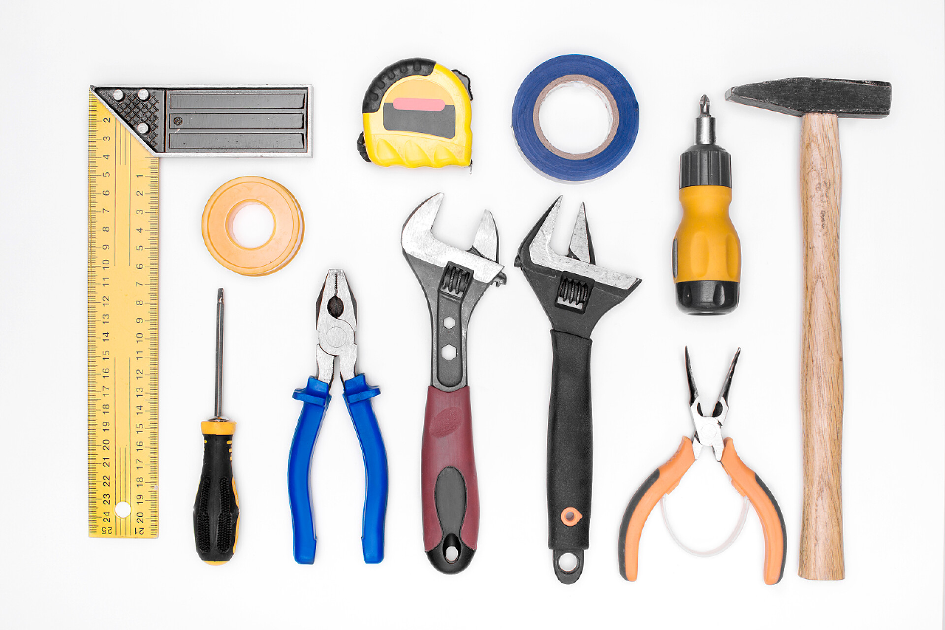 放在桌面上的修理工具一套工具