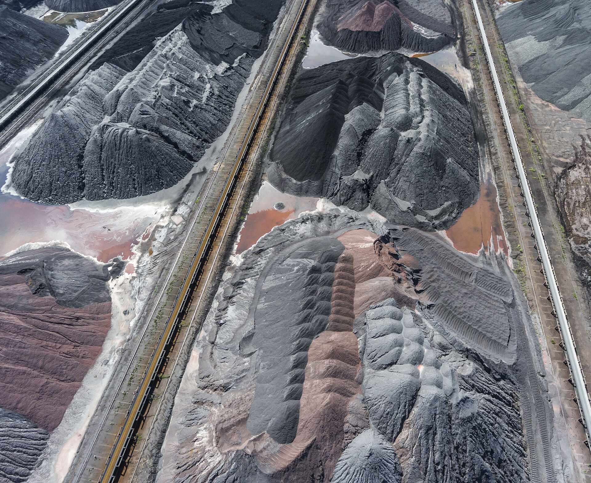 煤矿安全生产安全生产月航拍开采的矿山底部矿山开采挖掘机的底面。褐煤存款