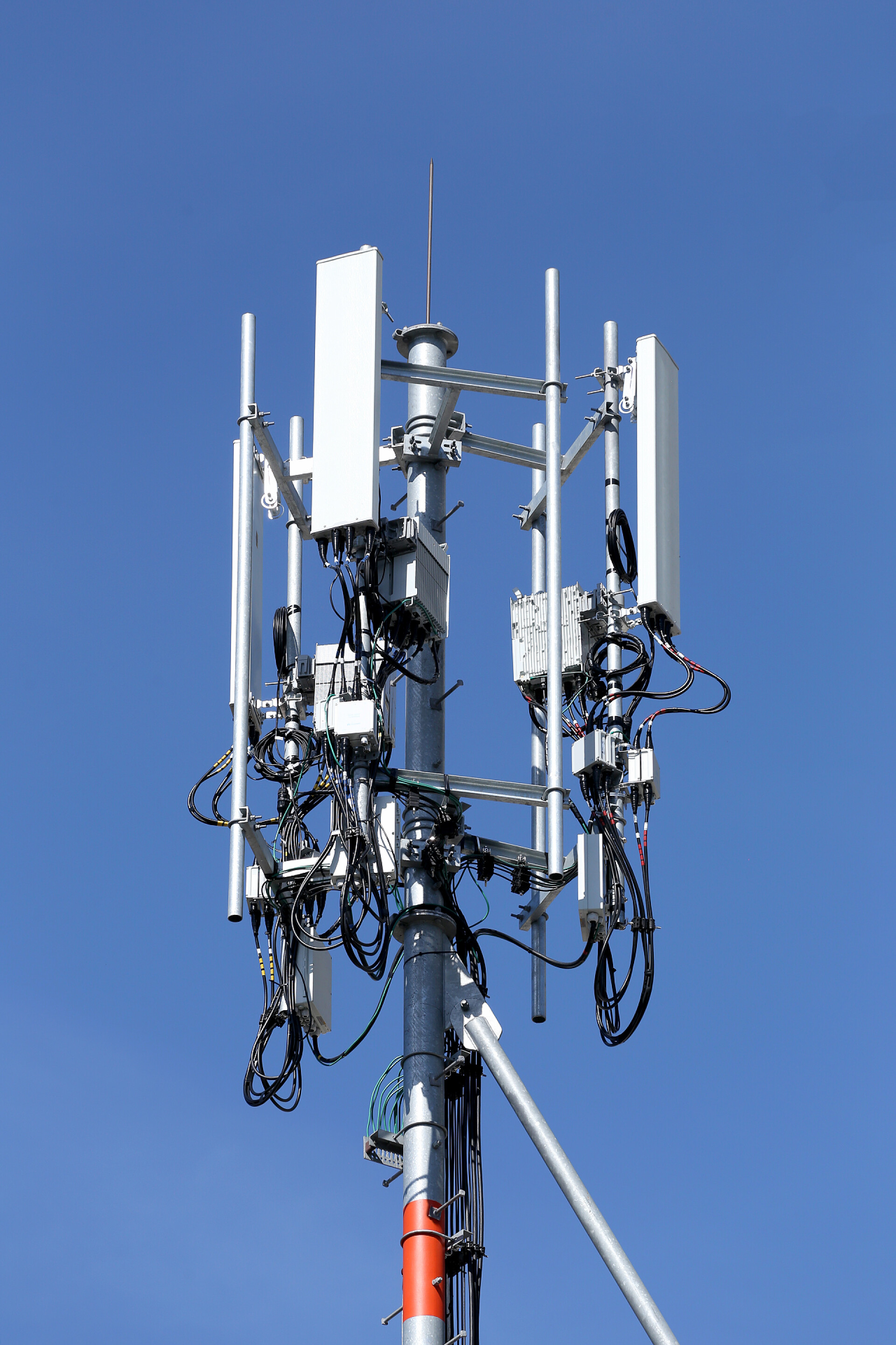 天空下的电话通讯天线电话通信的明亮的天空一天时间的天线.