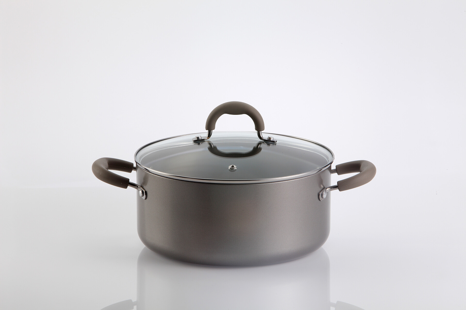 白色背景上的不锈钢锅黑烧饭菜用锅