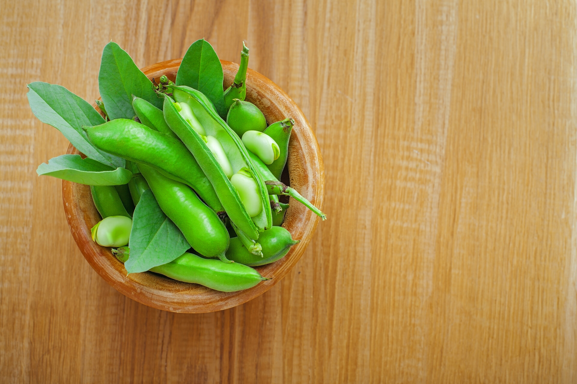 桌子上的一碗豌豆绿色蚕豆