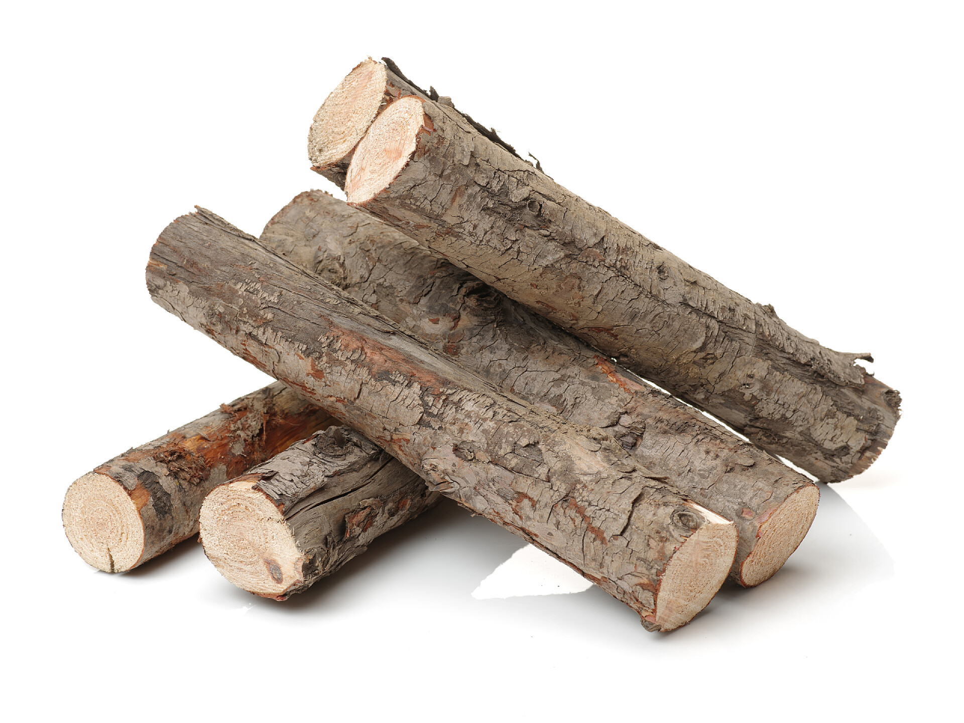 白色背景上的一堆木块在白色背景上隔离的木质原木 