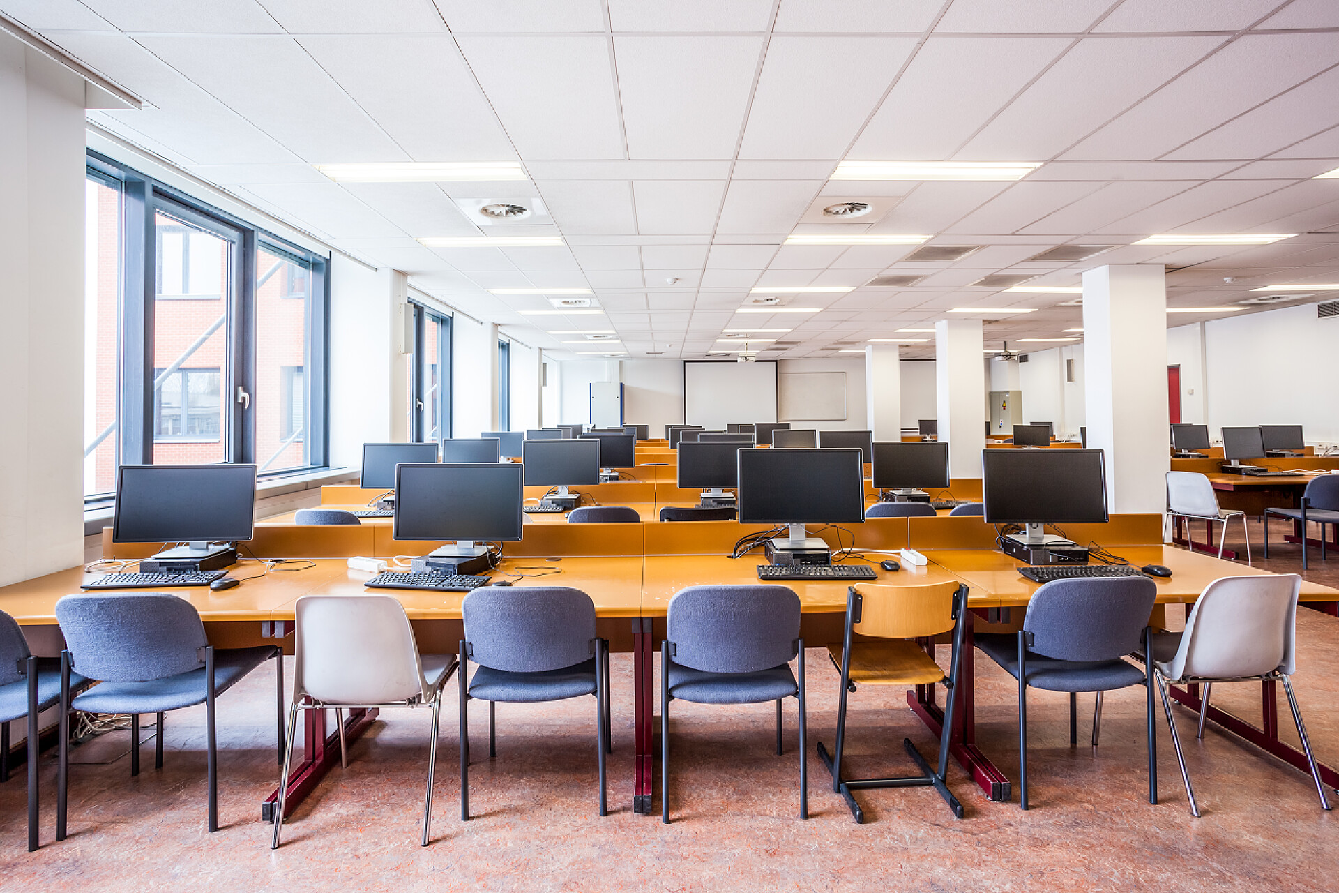 学校里的计算机教室类白色的计算机