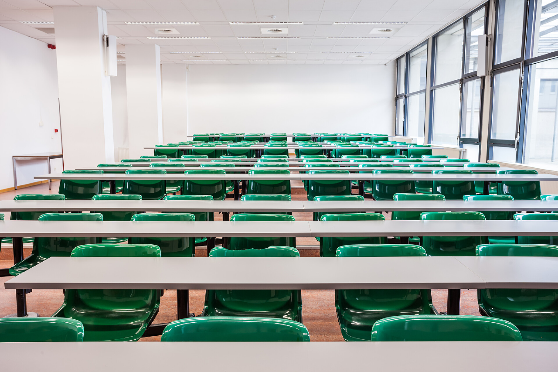 宽敞的食堂内景在学校礼堂